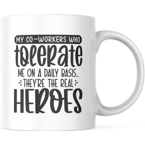 Kantoor Mok met tekst: My co workers who tolerate me on a daily basis..they're the real heroes | Werk Quote | Grappige Quote | Funny Quote | Grappige Cadeaus | Grappige mok | Koffiemok | Koffiebeker | Theemok | Theebeker