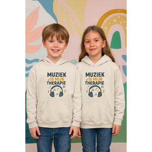 Kinder Hoodie “Muziek is mijn therapie” – Gebroken wit – Unisex Trui 3-4 Jaar – Comfortabel & Stoer Muziekdesign