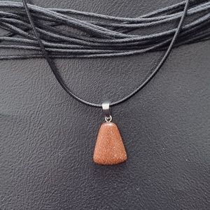 Edelsteen met leren ketting Brown sand goldstone driehoek hanger