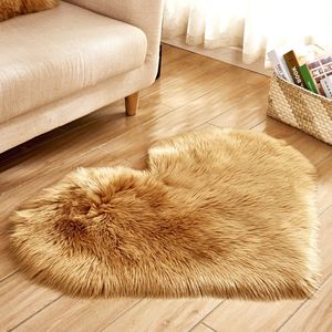 Qelus Bruin Modern Hartvormig Vloerkleed met Lange Pluizen - Wasbaar - Hoogpolig Vloerkleed - Zacht fluffy Decoratie - Voor Stoel, Bank of Bed - 40x50 cm