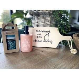 Creaties van Hier - serveerplank - nieuwe woning - zeeppompje liefde is - giftset soap - 35 cm - hout - glas
