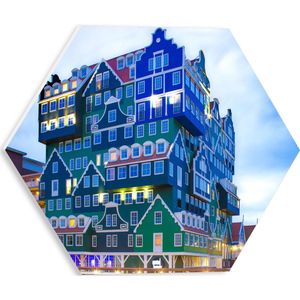 WallClassics - PVC Schuimplaat Hexagon - Groen met Blauwe Huizen op elkaar - Zaandam - 30x26.1 cm Foto op Hexagon (Met Ophangsysteem)