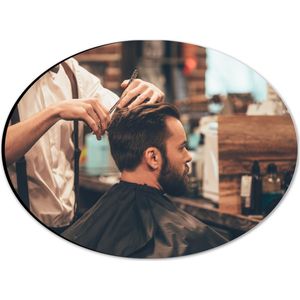 Dibond Ovaal - Kapper - Schaar - Knippen - Man - Haren - 28x21 cm Foto op Ovaal (Met Ophangsysteem)