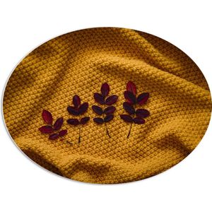 PVC Schuimplaat Ovaal - Kleine Rode Blaadjes van Plant op Okergeel Deken - 96x72 cm Foto op Ovaal (Met Ophangsysteem)