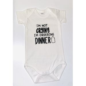 I’m Not Crying, I’m Ordering Dinner – Grappige Babyromper – Heat Press Vinyl