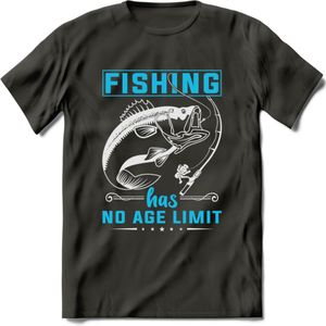 Fishing Has No Age Limit - Vissen T-Shirt | Blauw | Grappig Verjaardag Vis Hobby Cadeau Shirt | Dames - Heren - Unisex | Tshirt Hengelsport Kleding Kado - Donker Grijs - L