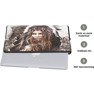 Laptophoes 17 inch - Vrouw - Indianentooi - Veren - Strepen - Laptop sleeve - Binnenmaat 42,5x30 cm - Zwarte achterkant
