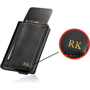 Saetti Gepersonaliseerde Pasjeshouder - Gepersonaliseerd Cadeau Portemonnee Met Initialen - Zwart - 12 Pasjes + Briefgeld - RFID Creditcardhouder - Pasjeshouder Mannen & Vrouwen - Pasjeshouder Uitschuifbaar - Kaarthouder - Incl. Luxe Cadeaubox