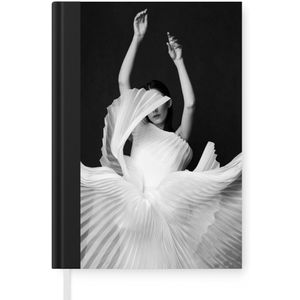 Notitieboek - Schrijfboek - Vrouw - Portret - Dans - Jurk - Zwart wit - Notitieboekje klein - A5 formaat - Schrijfblok