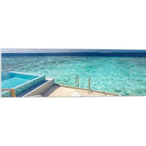 PVC Schuimplaat- Zwembad boven Tropisch Blauwe Zee in Luxe Vakantieverblijf - 90x30 cm Foto op PVC Schuimplaat