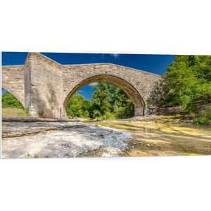 PVC Schuimplaat- Oude Stenen Brug met Klassieke Bogen in Natuurlandschap - 100x50 cm Foto op PVC Schuimplaat