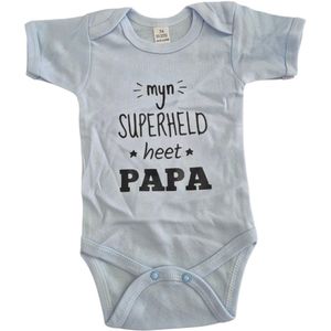 Baby romper met tekst ""Mijn superheld heet papa"" grijs met zwarte bedrukking maat 68