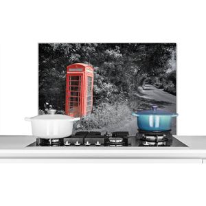 Spatscherm keuken 90x60 cm - Kookplaat achterwand Zwart-wit foto van een rode en Britse telefooncel in het Verenigd Koninkrijk - Muurbeschermer - Spatwand fornuis - Hoogwaardig aluminium