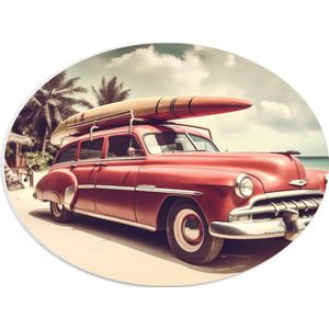 PVC Schuimplaat Ovaal - Houten Surfplank op Dak van Rode Auto aan het Strand - 40x30 cm Foto op Ovaal (Met Ophangsysteem)