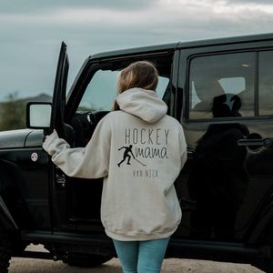 Beige hockey mama trui | cadeau voor hockey mama | hockey mama met naam of namen | cadeau voor moeder | Maat S
