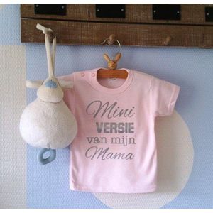 Shirtje roze baby tekst mama eerste moederdag Mini versie van mijn mama  | Lange of korte mouw | lichtroze | maat 56-110