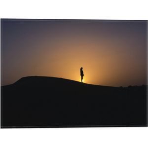 WallClassics - Vlag - Silhouet Persoon op een Berg - 40x30 cm Foto op Polyester Vlag