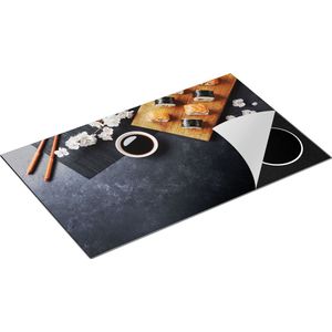 Chefcare Inductie Beschermer Sushi met Soja Saus op een Zwarte Marmeren Plaat - 85x55 cm - Afdekplaat Inductie - Kookplaat Beschermer - Inductie Mat