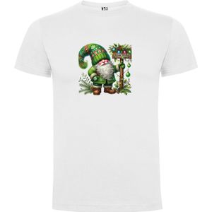 Wit T-Shirt met “Kleurrijke Kerst Leuke Gnoom – Kabouter in Kerstsfeer in Groen met hulst en Warm Wishes “ Print Full Color Maat S