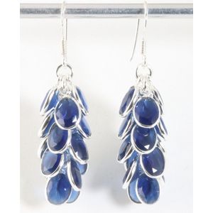 Trosvormige zilveren oorbellen met blauwe saffier