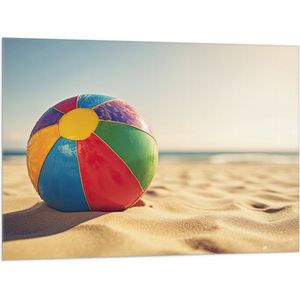 Vlag - Kleurrijke Strandbal Liggend in het Zand - 100x75 cm Foto op Polyester Vlag