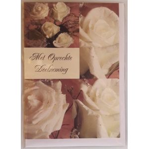 Met oprechte deelneming. Een luxe en bijzondere met wenskaart met verschillende afbeeldingen van witte rozen. Een dubbele wenskaart inclusief envelop en in folie verpakt.