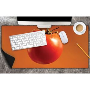 Bureau onderlegger - Rode Tomaat tegen Oranje Achtergrond - 80x40 cm - 2 mm Dik - Bureau mat Vinyl