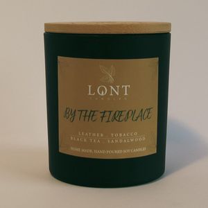 LONT candles - sojawas geurkaars - By the fireplace - leer, tobacco / zwarte thee, sandalwood - handgemaakt - vrij van chemicaliën en ftalaten - zwart - 520 gram
