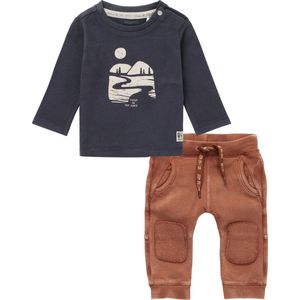 Noppies - kledingset - 2 delig - broek Reao Carob Brown worker - shirt Raroria Phantom Donkergrijs met print - Maat 56