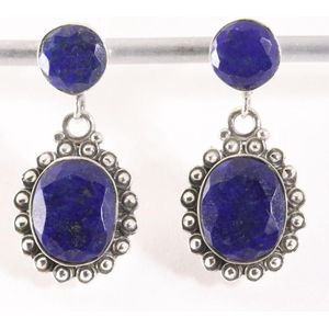 Bewerkte zilveren oorstekers met lapis lazuli