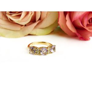 Ring in geel goud gezet met amethist en diamant