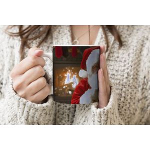 Mok - Koffiemok - De kerstman met op de achtergrond een kleurrijke kerstboom - Mokken - 350 ML - Beker - Koffiemokken - Theemok