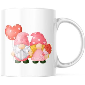 Valentijn Mok met tekst: Gnomes Love koppel met ballon en bloemen | Valentijn cadeau | Valentijn decoratie | Grappige Cadeaus | Koffiemok | Koffiebeker | Theemok | Theebeker