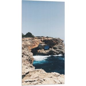 WallClassics - Vlag - Uitzicht op Donkerblauwe Zee vanaf Rots - 50x100 cm Foto op Polyester Vlag