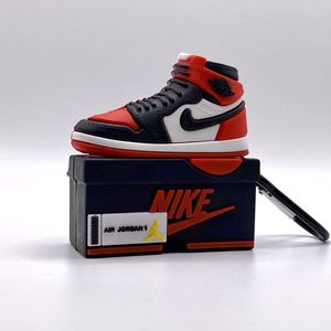 Nike Air Jordan 1 High Bred Toe Hoesje - Geschikt voor AirPods Pro en Pro 2 - Duurzaam siliconen materiaal - Sneakerhead Cadeau - Bescherming tegen krassen en stoten - Uitsparing voor oplaadpoort - Rood/Zwart/Wit