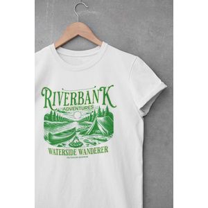 Shirt - Riverbank Adventure - Outdoor Goeroe | Avontuur | Buitensport | Natuur | Wandelen | Mountainbike | Klimmen | Survival | Outdoor | Kamperen | Boulderen | Wit