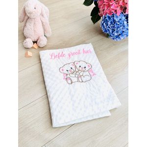Gepersonaliseerde wit-roze babydeken met beren en een geborduurde toewijding/Personalized white-pink baby blanket with bears and a dedication embroidered 95 x 120 cm