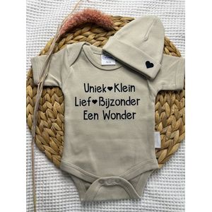 Set - Romper - Muts - Tekst - Wonder - Gepersonaliseerd - Newborn - Baby - Kraamcadeau - Katoen - Maat 50/56 - Zand