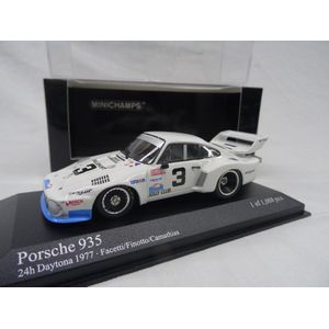 De 1:43 Diecast Modelcar van de Porsche 935 #3 van de 24H Daytona 1977.De rijders waren Facetti / Finotto en Camathias.This scalemodel is beperkt door 1008pcs. De fabrikant is Minichamps.