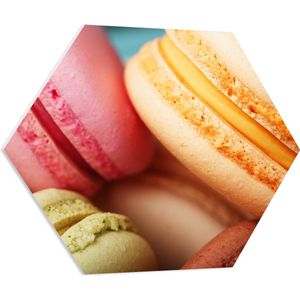 PVC Schuimplaat Hexagon - Close-up van Verschillende Smaken Macarons Koekjes - 80x69.6 cm Foto op Hexagon (Met Ophangsysteem)