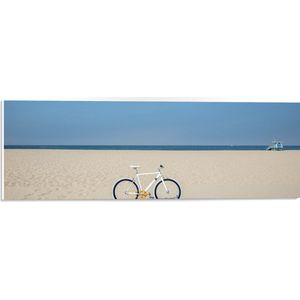 PVC Schuimplaat- Witte Mountainbike Fiets geparkeerd op het Strand aan de Kust - 60x20 cm Foto op PVC Schuimplaat