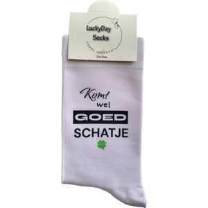 Komt wel goed Schatje - Love - Hou van je - Verjaardag - Succes - Valentijns cadeau - Sokken met tekst - Witte sokken - Cadeau voor vrouw en man - Kado - Sokken - Verjaardags cadeau voor hem en haar - Verliefd - Vaderdag - Moederdag - LuckyDay Socks