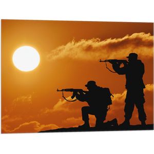 Vlag - Silhouet van Twee Soldaten op Berg bij de Felle Zon - 80x60 cm Foto op Polyester Vlag