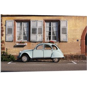 Forex - Oude Blauwe Auto voor Huis  - 90x60cm Foto op Forex
