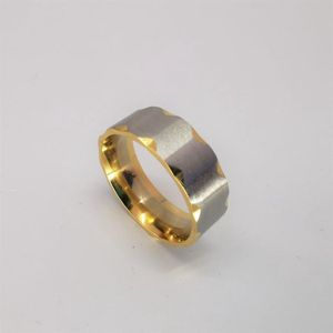 RVS - elegant - ring – breed - maat 20 Goud met mat zilverkleurig V inham. Zeer chique uitstraling. Deze ring kan zowel voor dame en heren