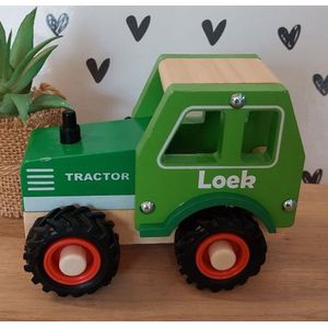 Houten tractor met rubberen wielen (met naam)