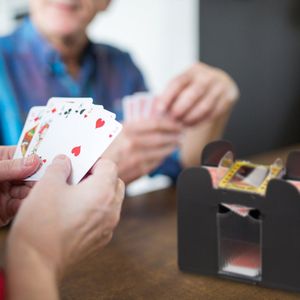 Relaxdays Kaartenschudmachine 6 decks - Elektrische kaartenmixer voor snel en eenvoudig schudden - Ideaal voor poker, bridge en hartenjagen