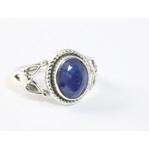 Opengewerkte zilveren ring met blauwe saffier - maat 17