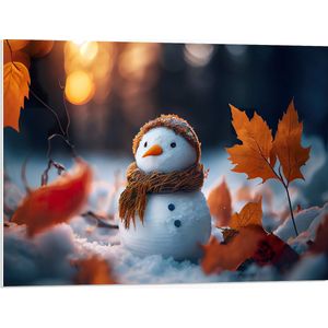 PVC Schuimplaat- Sneeuwpop met Bruine Sjaal en Muts in de Sneeuw tussen de Herfstbladeren - 80x60 cm Foto op PVC Schuimplaat
