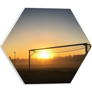 PVC Schuimplaat Hexagon - Ondergaande Zon door net van Voetbaldoel - 30x26.1 cm Foto op Hexagon (Met Ophangsysteem)